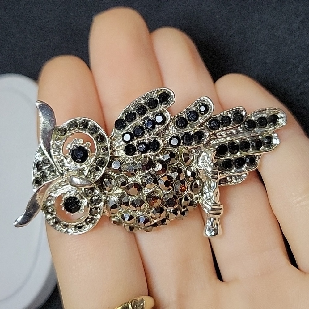 Black gem owl brooch